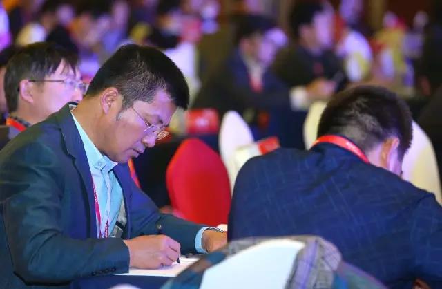 嘉御基金創始人 衛哲演講時臺下認真的場景