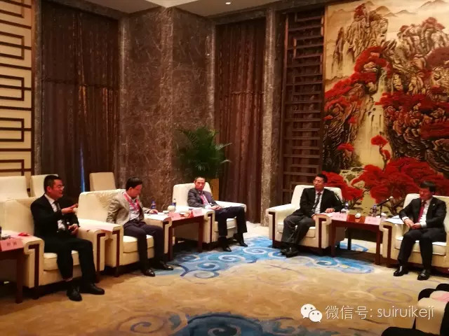 江西省委常委、鷹潭市委書記陳興超（右一） 隨銳科技舒騁（左一）