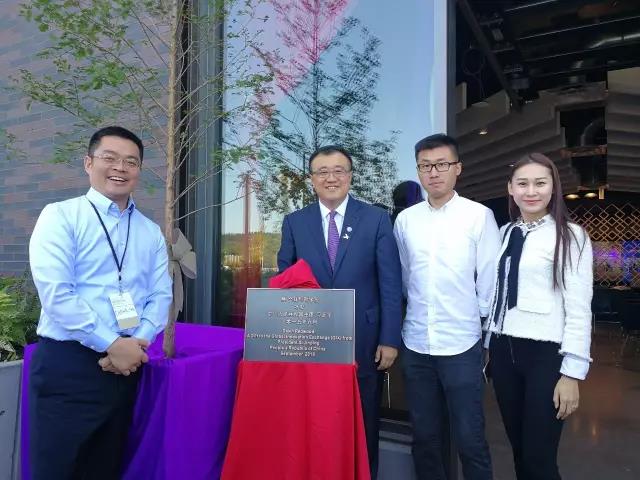 舒騁與清華大學(xué)副校長(zhǎng)楊斌教授(左二)