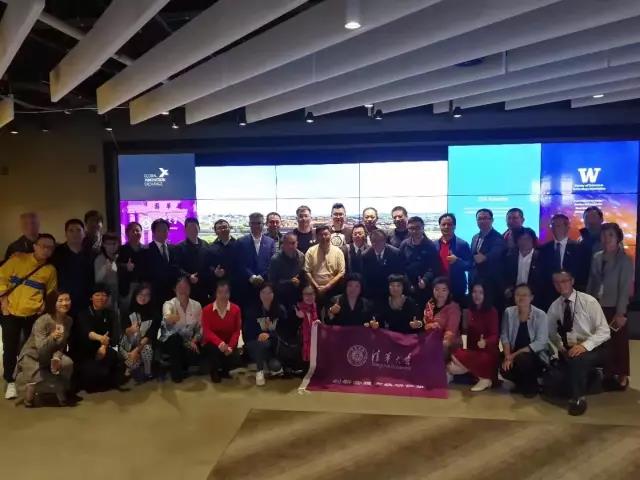 GIX大樓內(nèi)師生與清華校友們合影