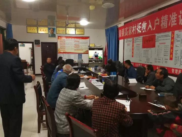 園藝學(xué)院教授劉建輝為楊凌區(qū)高家村低收入戶講解甜瓜知識